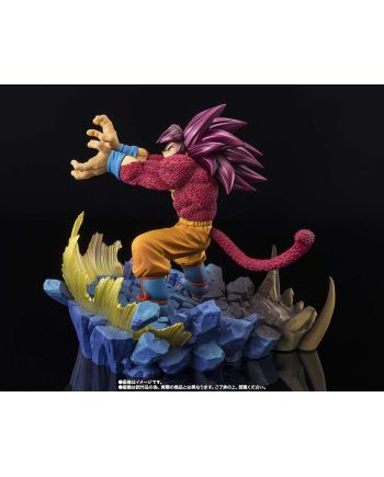 Détail du socle et de l'aura de la statue Son Goku Super Saiyan 4