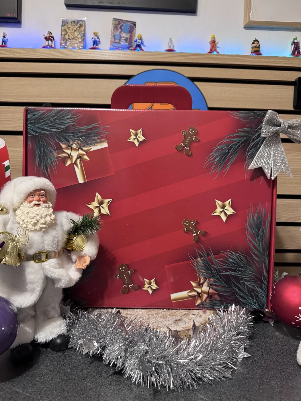 Valisette extérieure du calendrier de l'Avent manga 2026 JB Manga Shop aux couleurs de Noël