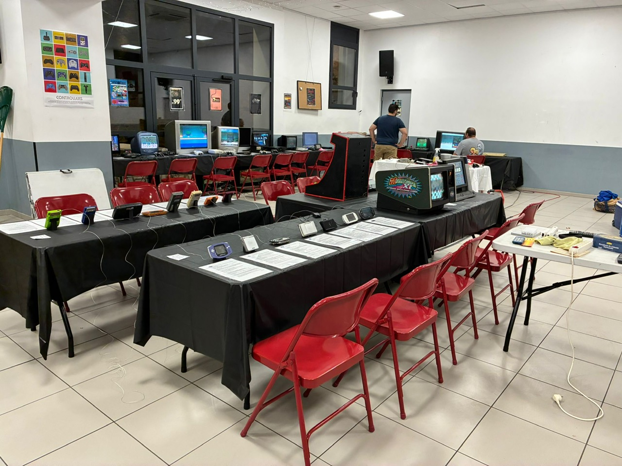 Stand rétro gaming du P’tit Comité avec visiteurs lors d’un événement geek